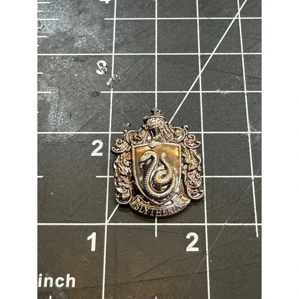 Harry Potter Slytherin House Crest Pin Warner Bros Entertainment Silver Tone S18